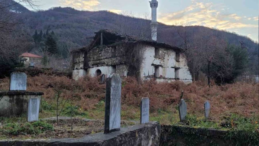 Kastamonu'da 600 yıllık tarihi cami ve mezarlar talan edildi