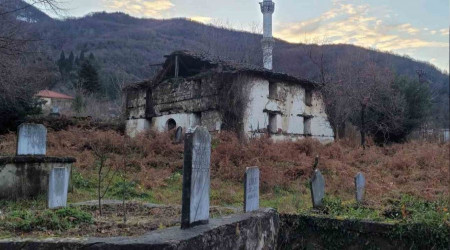 Kastamonu'da 600 yıllık tarihi cami ve mezarlar talan edildi
