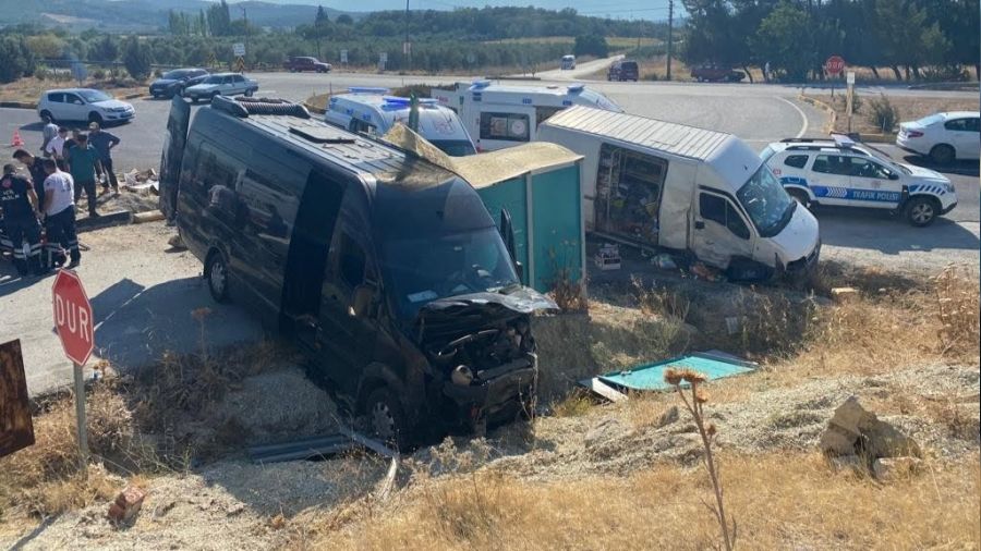 Kırkağaç'ta iki araç çarpıştı: 9 yaralı