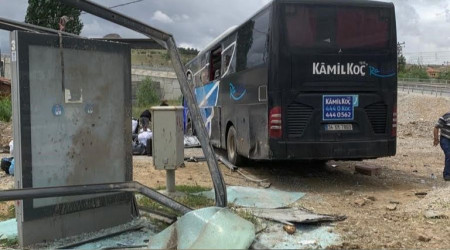 Kontrolden çıkan yolcu otobüsü durağa daldı