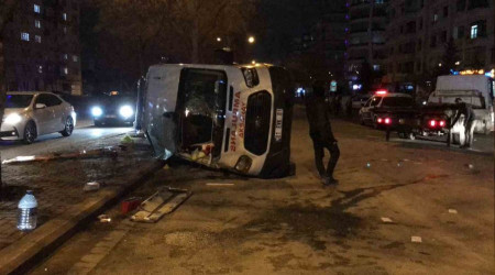 Konya'da ambulans ile otomobil çarpıştı: 3'ü sağlık görevlisi 4 yaralı