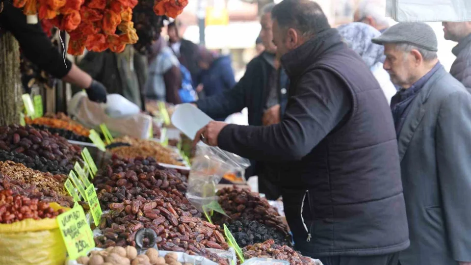Konya'da hurmalar tezgahlarda yerini ald�
