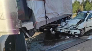 Konya'da otomobil tıra çarptı: 3 ölü, 2 yaralı