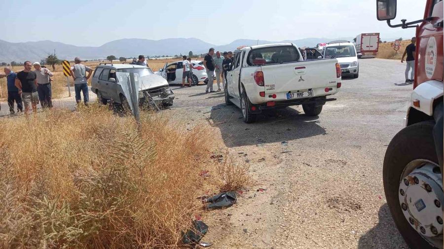 Korkuteli'nde zincirleme kaza: 6 yaral�