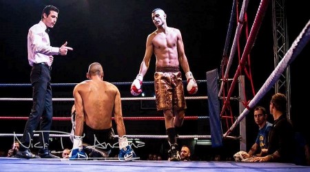 Macron'u yumrukladı