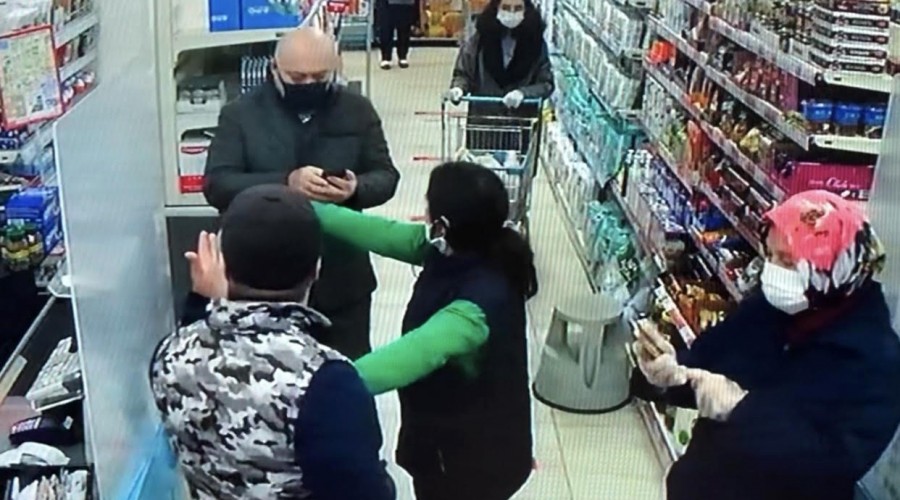 Markette maske kavgas�   