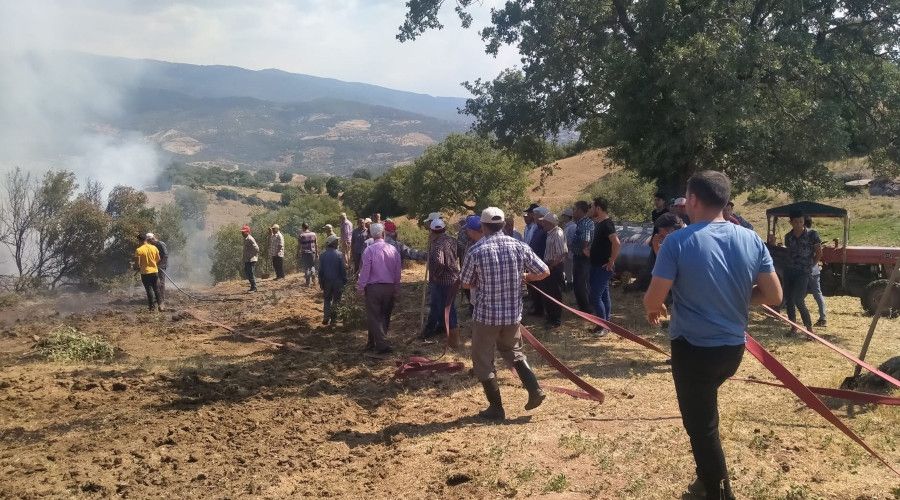 Minareden yapılan anonsla yangına koştular