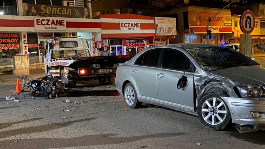 Motosiklet otomobille �arp��t�: 1 �l�