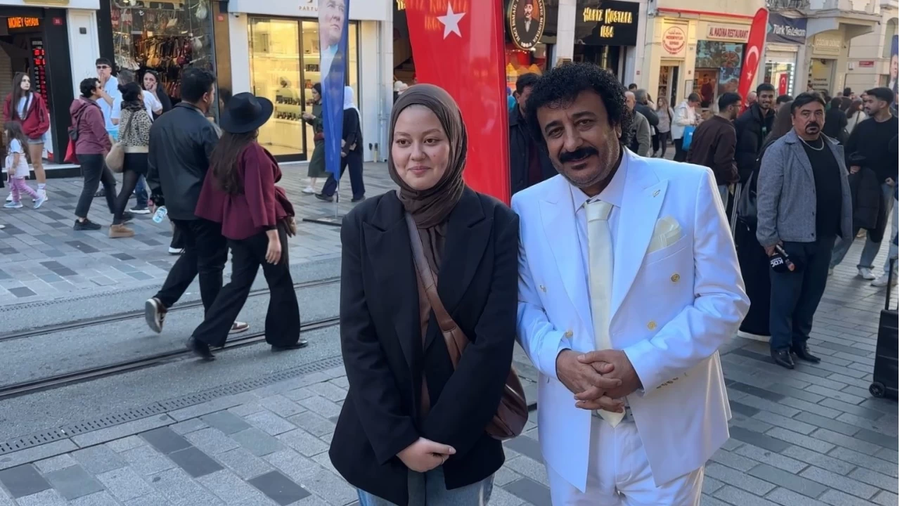Müslüm Gürses'e benzeyen vatandaş Taksim'de ilgi gördü
