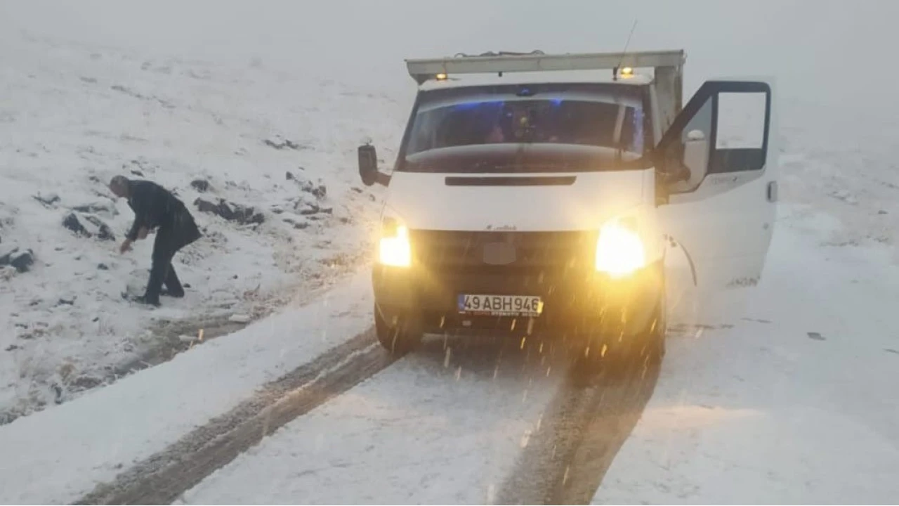 Muş'ta yoğun kar yağışı: Hasköy-Mutki yolu ulaşıma kapandı