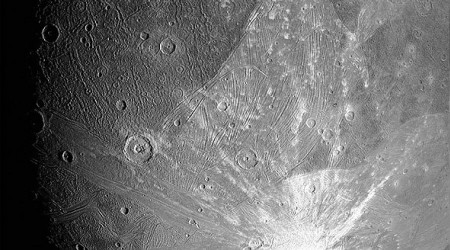 NASA'nın keşif aracı Jüpiter'in uydusunu fotoğrafladı