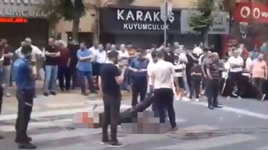 Oğluna silah doğrultan genci vurdu