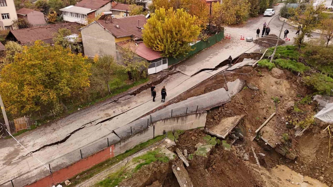 Okul inaatnn yannda ken yol dronla grntlendi