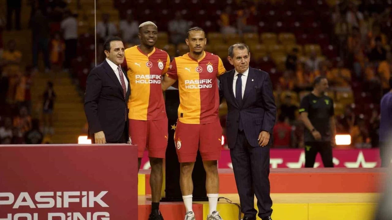 Osimhen ve Sane için stadyumda imza töreni düzenlendi
