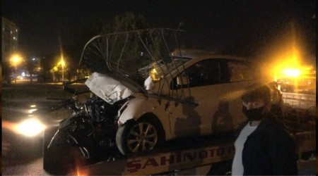 Otomobil bariyerlere ok gibi saplandı: 1 yaralı