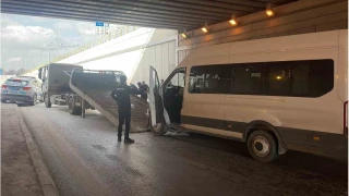 Otomobil ile servis aracı çarpıştı: 5 yaralı