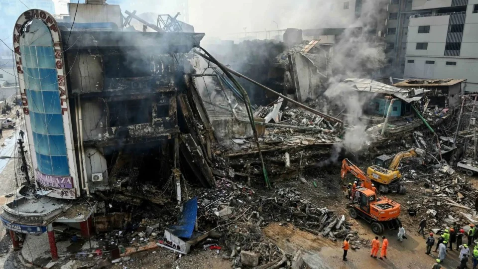 Pakistan'da hayat�n� kaybedenlerin say�s� 73'e y�kseldi