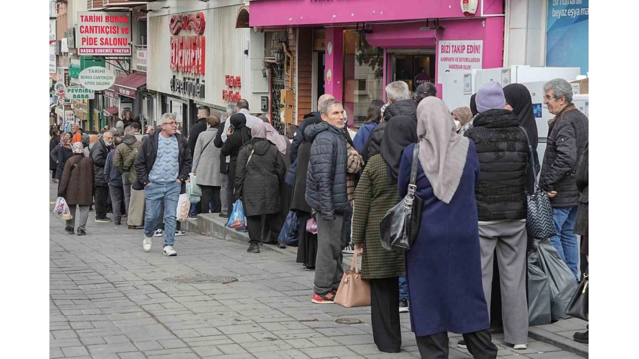 Ramazan alverii iin kasaplarda metrelerce et ve kyma kuyruu