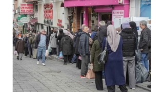 Ramazan alışverişi için kasaplarda metrelerce et ve kıyma kuyruğu
