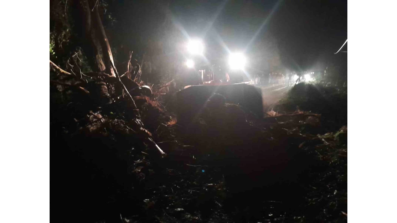 Rize'de heyelan: Yol ula��ma kapand�