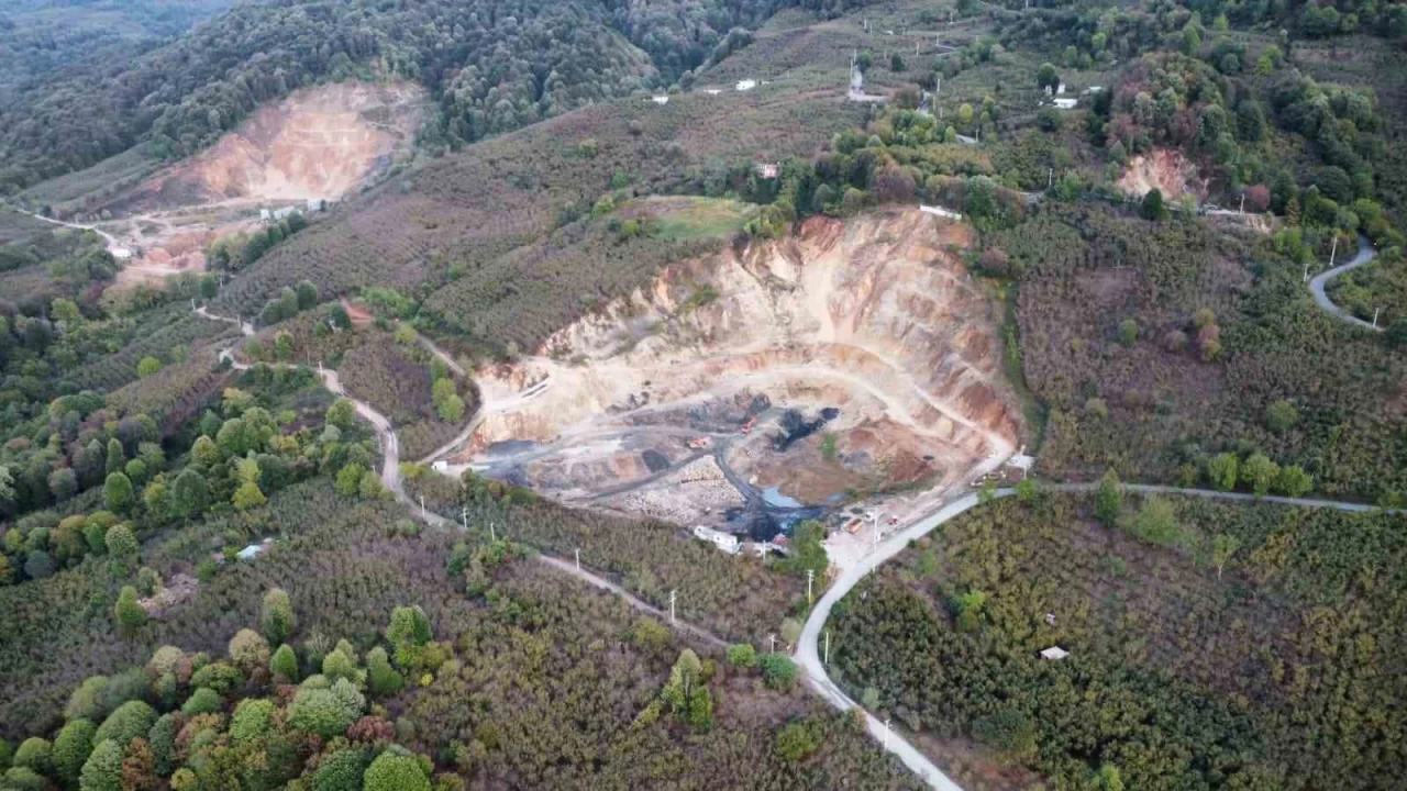 Sakarya'da taş ocağı mahalleyi yok etmeye başladı