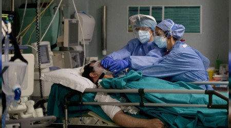 Salgında 403 sağlık çalışanı hayatını kaybetti