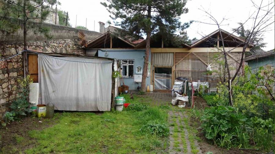 Sallanan istinat duvar evleri tehdit ediyor