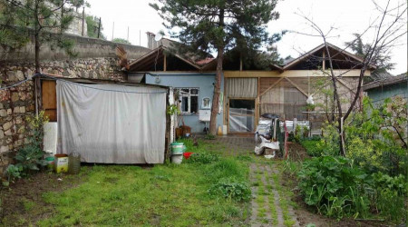 Sallanan istinat duvar evleri tehdit ediyor