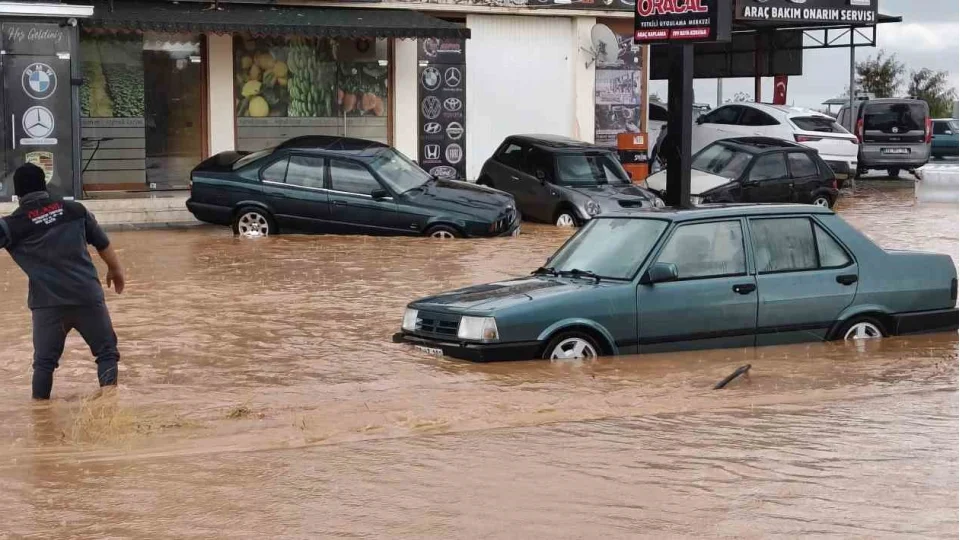 Silifke'de sa�anak sele d�n��t�: Ara�lar su i�inde kald�