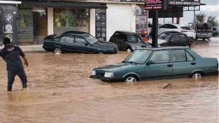 Silifke'de sa�anak sele d�n��t�: Ara�lar su i�inde kald�