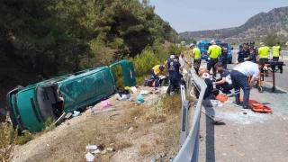 Sivas'ta yoldan çıkan minibüs takla attı
