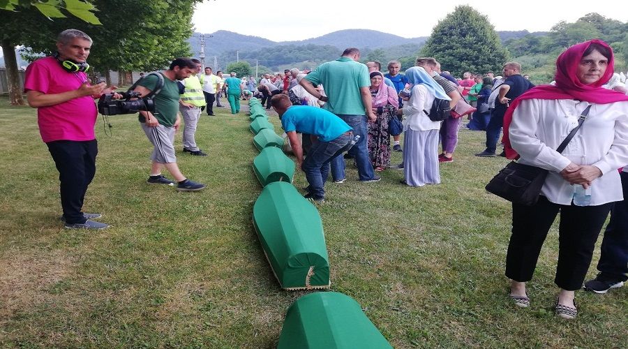Srebrenitsa kurbanları Potoçari Anıt Mezarlığı'na taşındı