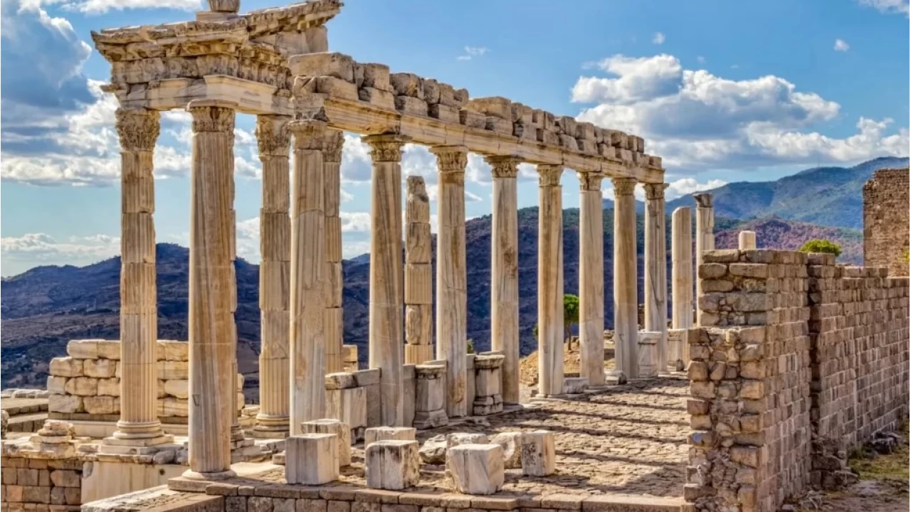 Tarihin Zirvesinde Bir Medeniyetin zleri: Pergamon