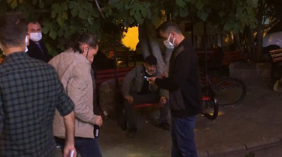 Tart��t��� arkada��n� b��aklad�, bankta oturup sigara i�ti