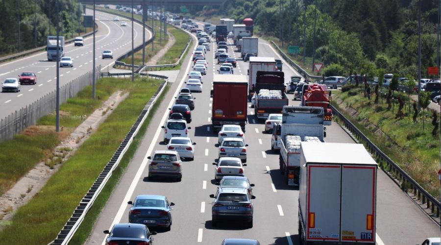 Tatilciler kilometrelerce kuyruk olu�turdu