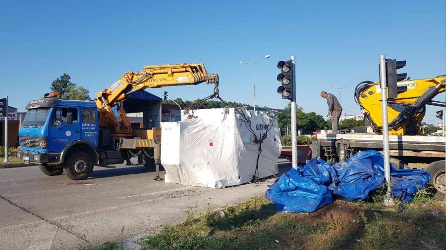 Tırın taşıdığı 40 tonluk pres makinesi yola devrildi
