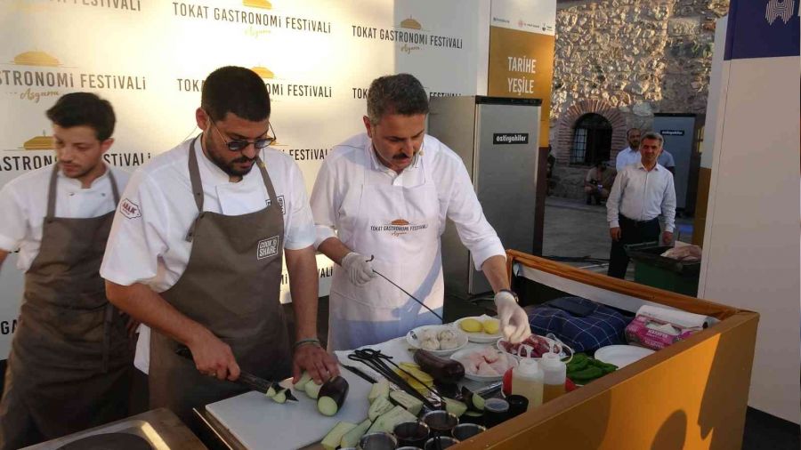 Tokat'ta rekor sayıda yaprak sarma yapılıp vatandaşlara dağıtıldı