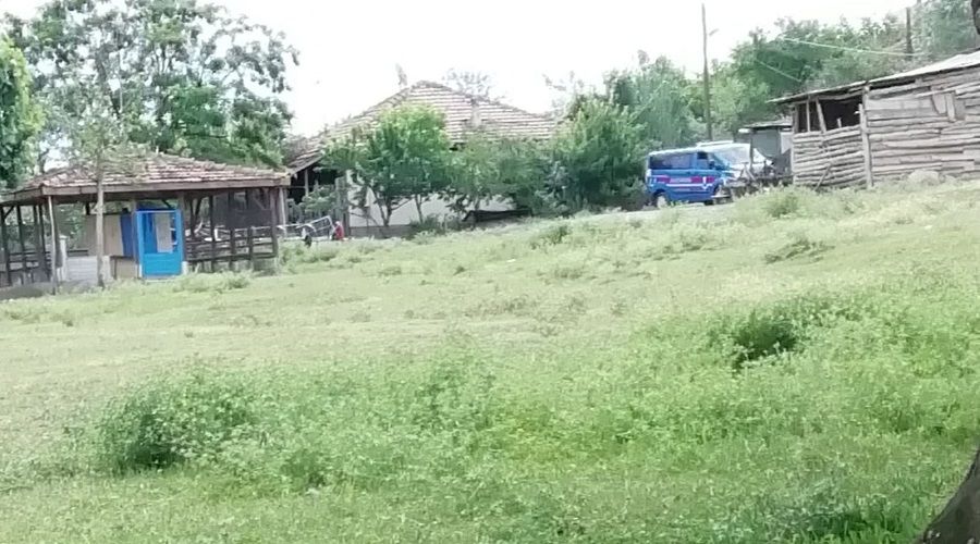 T�fe�ini temizlerken e�ini vurdu