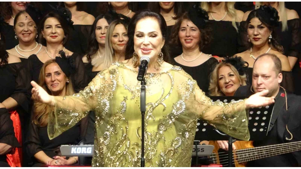 T�rkan �oray, '�yilik Korosu' ile Mersin'de sanatseverlerle bulu�tu