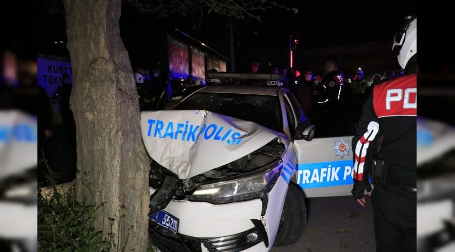 Uygulamadan kaçan otomobili kovalayan polis aracı kaza yaptı: 2 yaralı