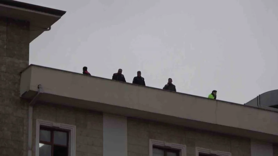 Valilik binas�na ��karak intihar te�ebb�s�nde bulundu