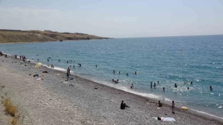 Van Gl mavi bayrakl plajyla tatilcilerin aknna urad