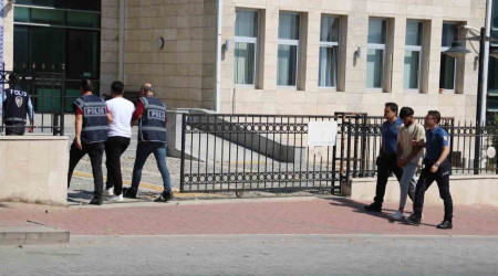 Yabanc uyruklu 3 kii bir emekliyi 4 milyon lira dolandrd