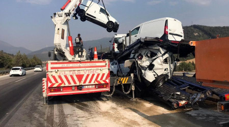 Yakıt tankeri tıra çarptı, sıfır kilometre araçlar hasar gördü