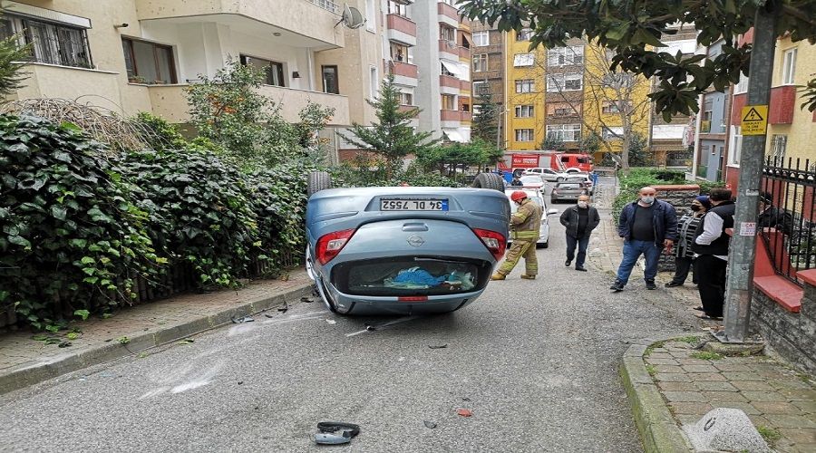 Yokuş aşağı inen kadın sürücü takla attı