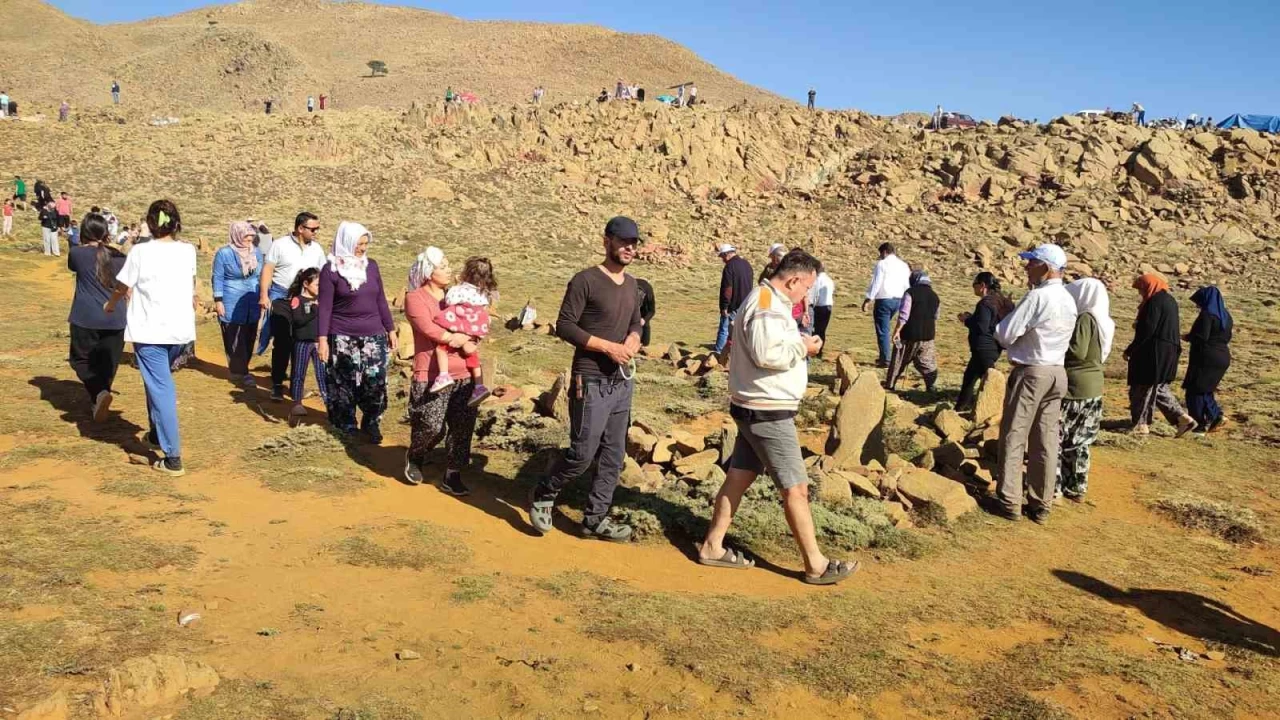 Yörükler 7 asırlık göç geleneğini 2 bin 300 rakımlı zirvede yaşattı