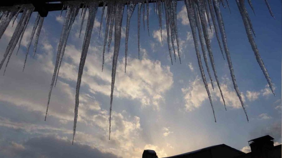 Y�ksekova'da �at�lardan sarkan buz sark�tlar� 1 metreyi ge�ti