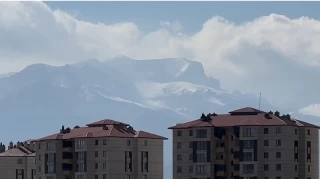 Yüksekova'da karlı dağlar ve bulutlar birleşti