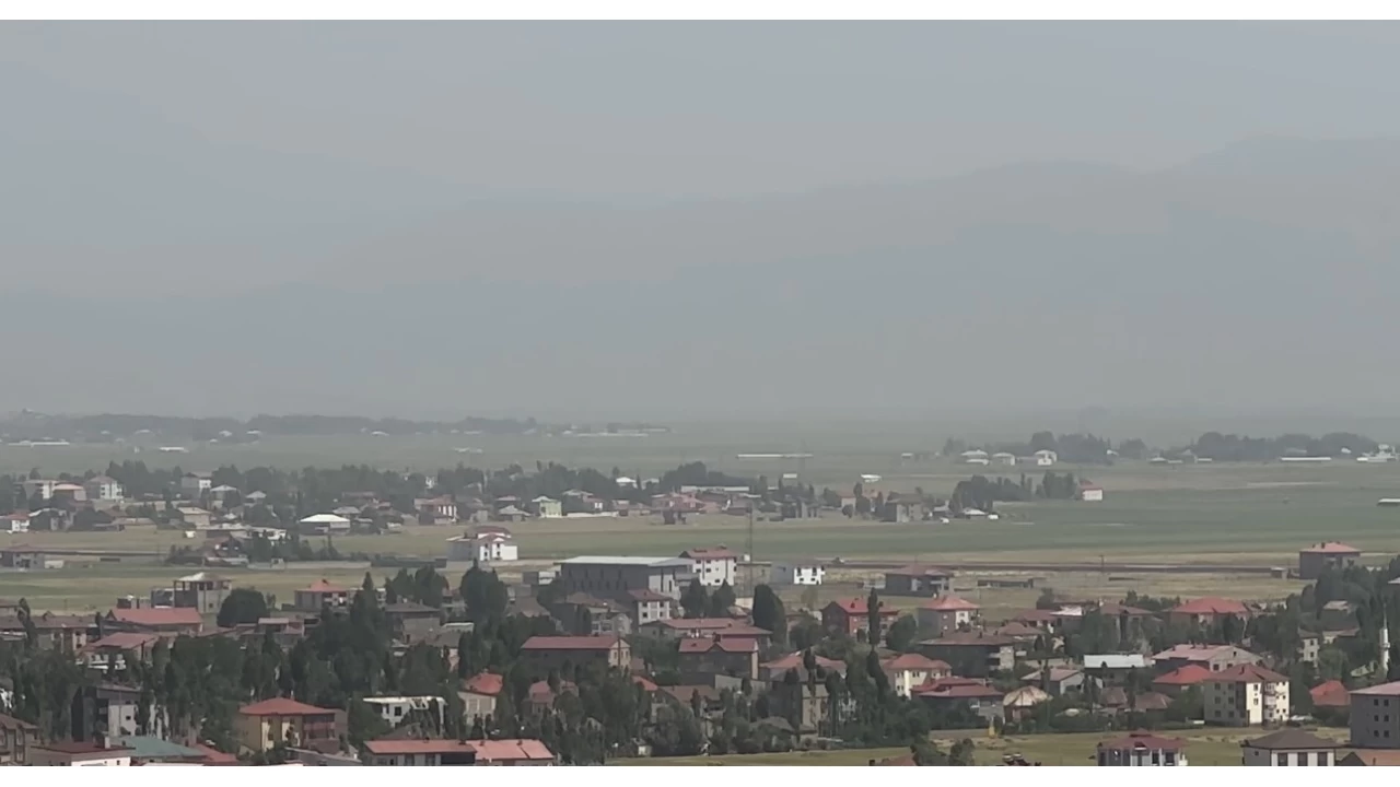 Yüksekova'nın dağları toz bulutu altında kaldı