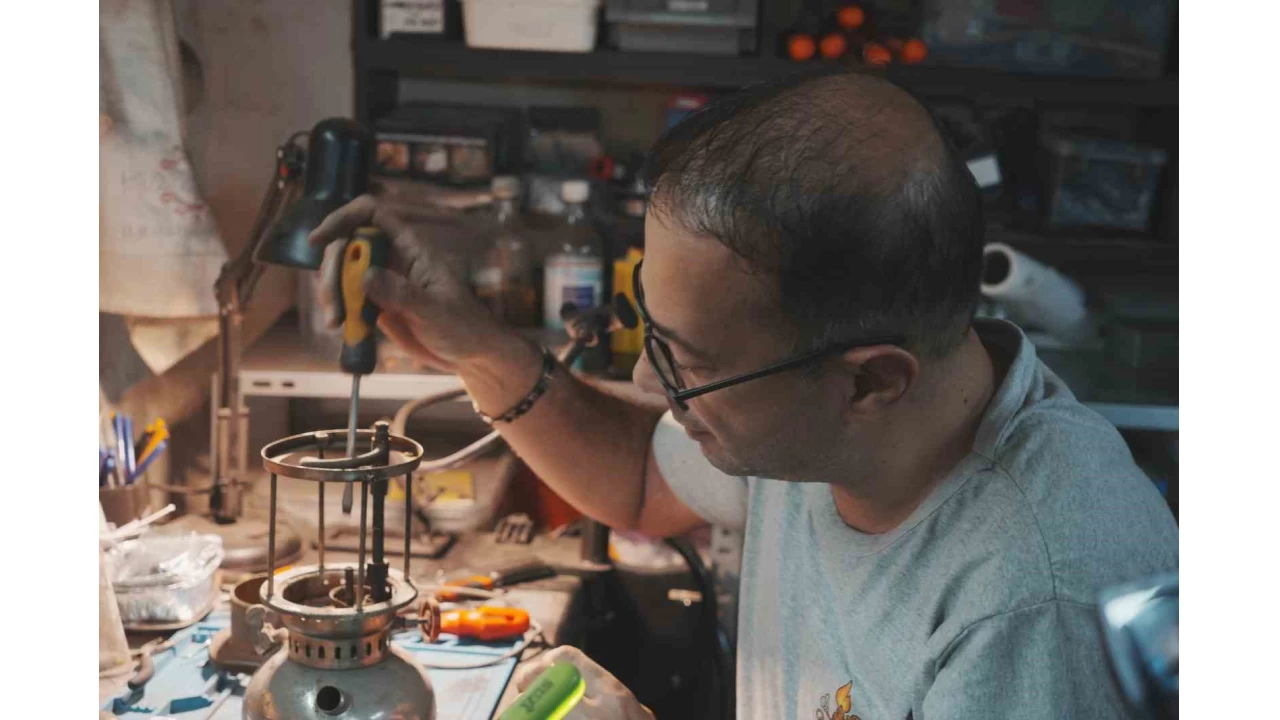 10 metrekarelik atölyesinden Türkiye'ye ulaşıyor